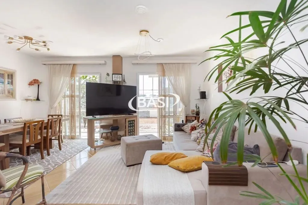 Amplo Sobrado Triplex no Hauer 2 Residências em 1 Imóvel, Ideal para Moradia e/ou Investi