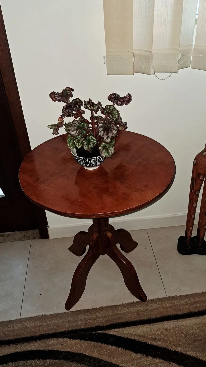 Mesa de Canto Redonda em Madeira