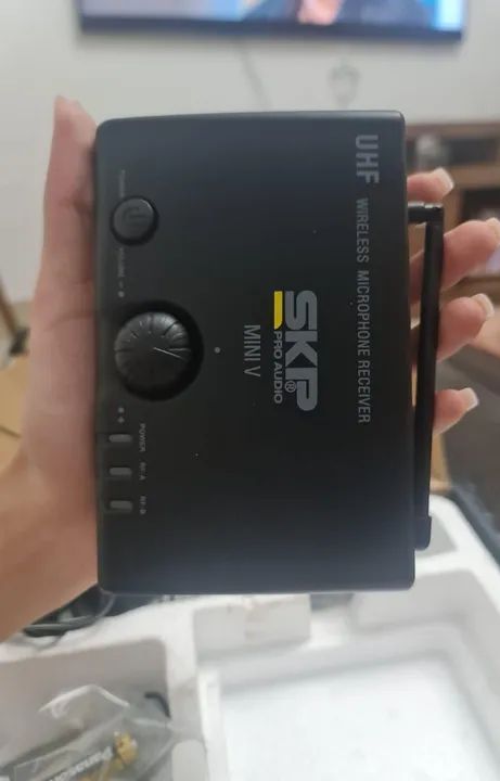 Kit Microfone Sem Fio UHF SKP Mini V para Guitarra/Headset - Foto 2