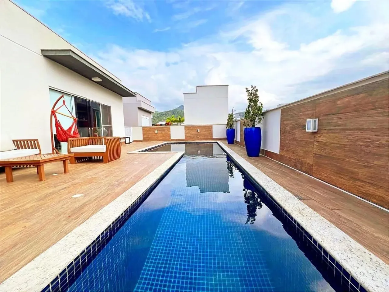 Casa 3 suítes em codomínio para Locação anual. Camboriú - Oportunidade Imperdível!