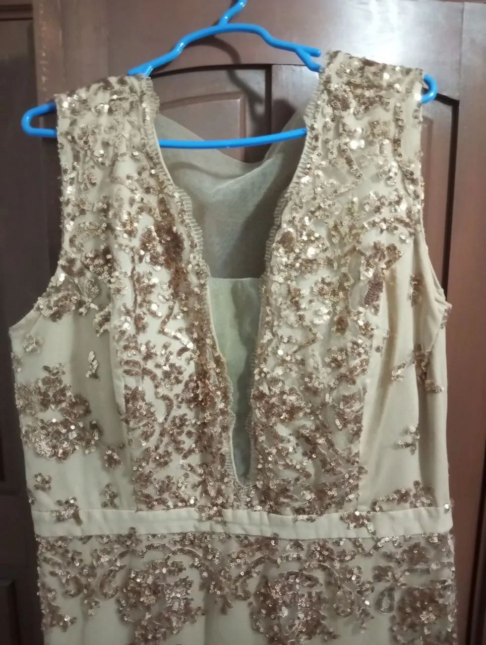 Vestido de festa bordado com paetês dourados - Foto 2