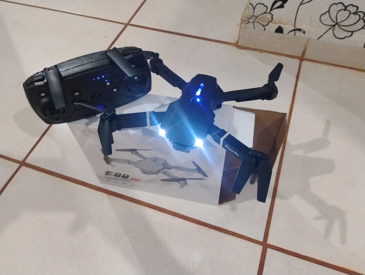 Drone E88 Pro com Câmera HD e Controle Remoto