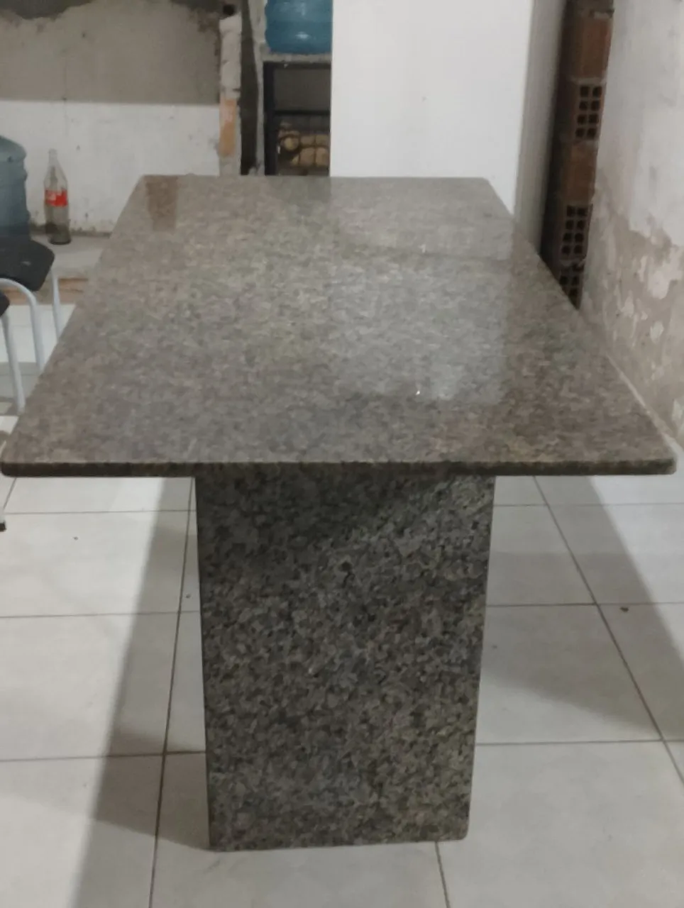 Mesa de granito resistente e elegante