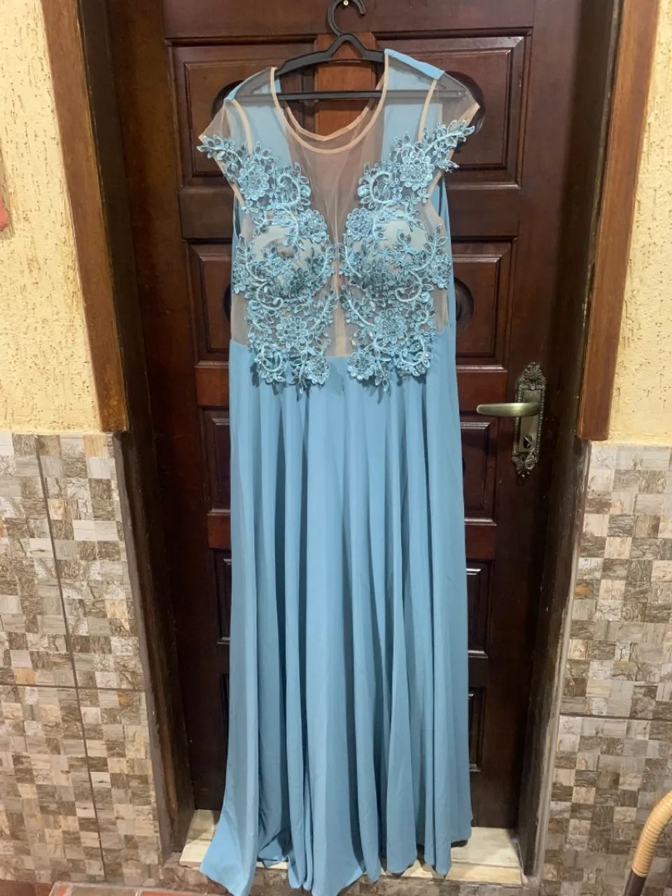 Vestido longo azul claro bordado