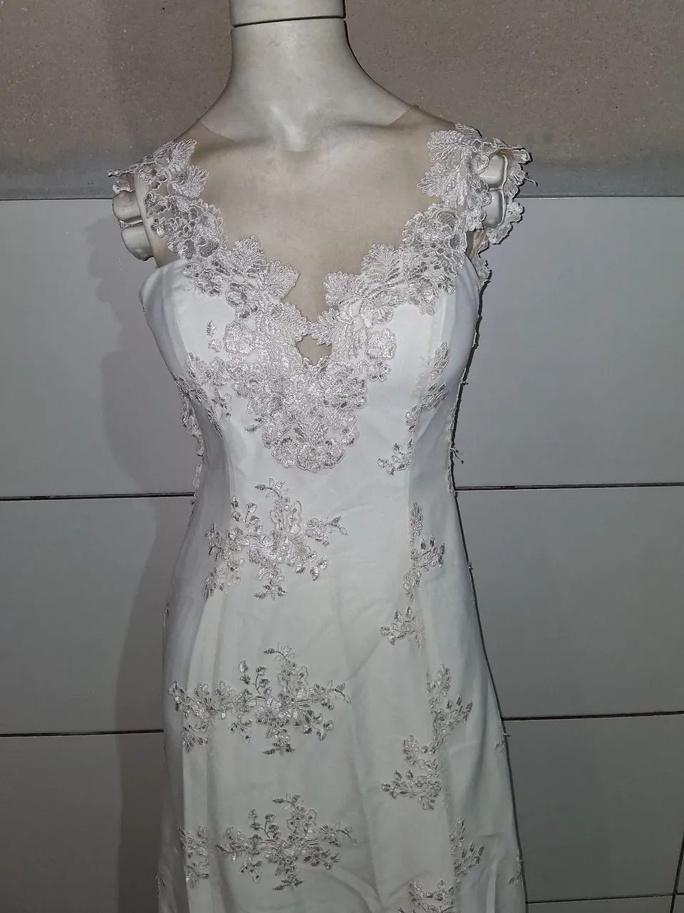 Vestido de noiva elegante com detalhes em renda