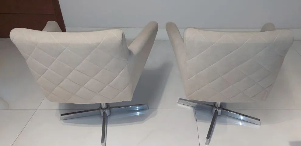 Poltrona estofada giratória com pés de metal