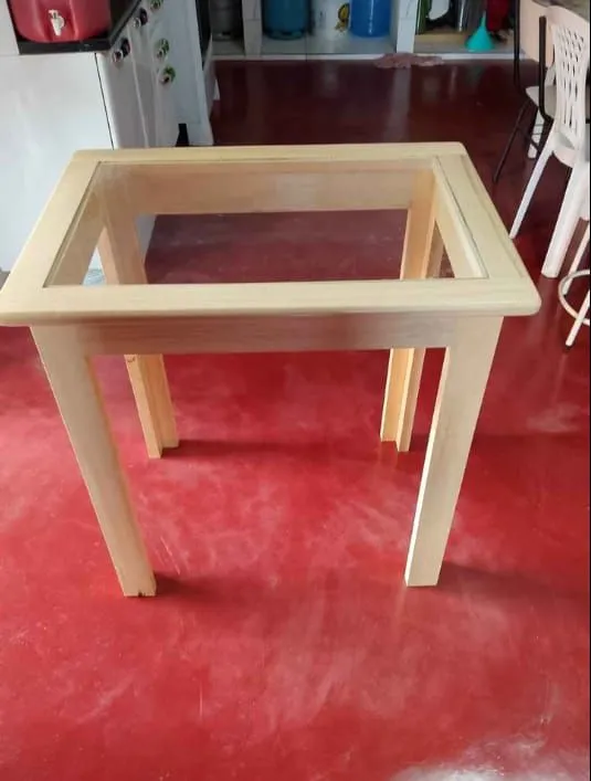 Mesa de centro com tampo de vidro (marupá)