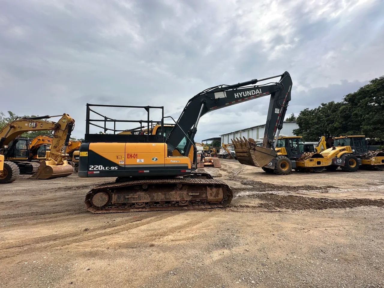 Escavadeira Hyundai 220 2020  - Foto 4