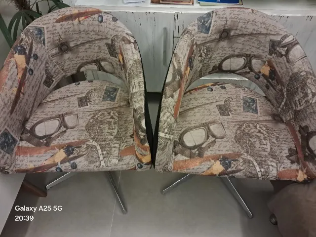 Duas poltronas giratórias.