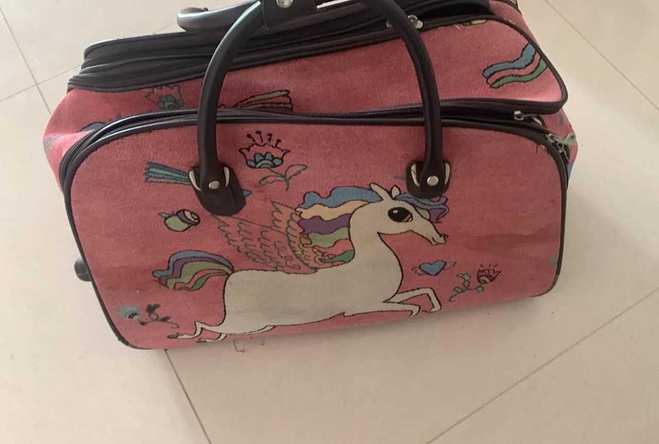 Mala de viagem infantil com estampa de unicórnio