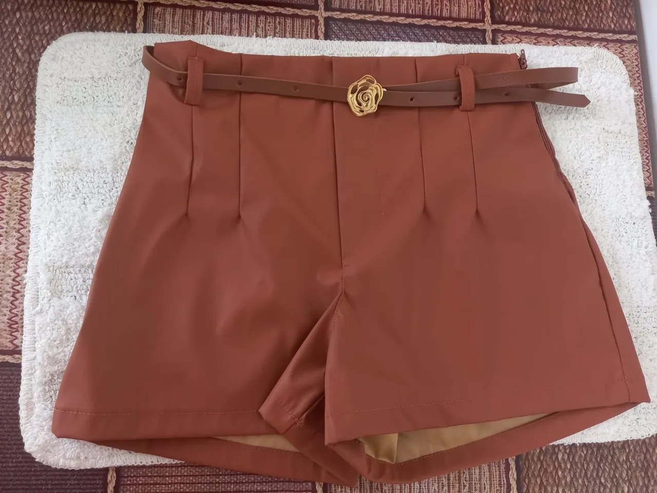Shorts de tecido com cinto e detalhe dourado