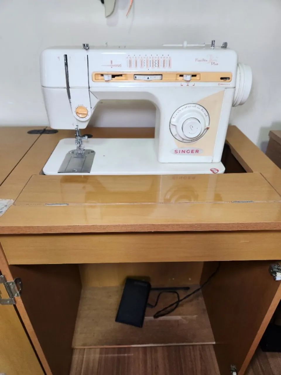Maquina de costura Singer, completa, com gabinete