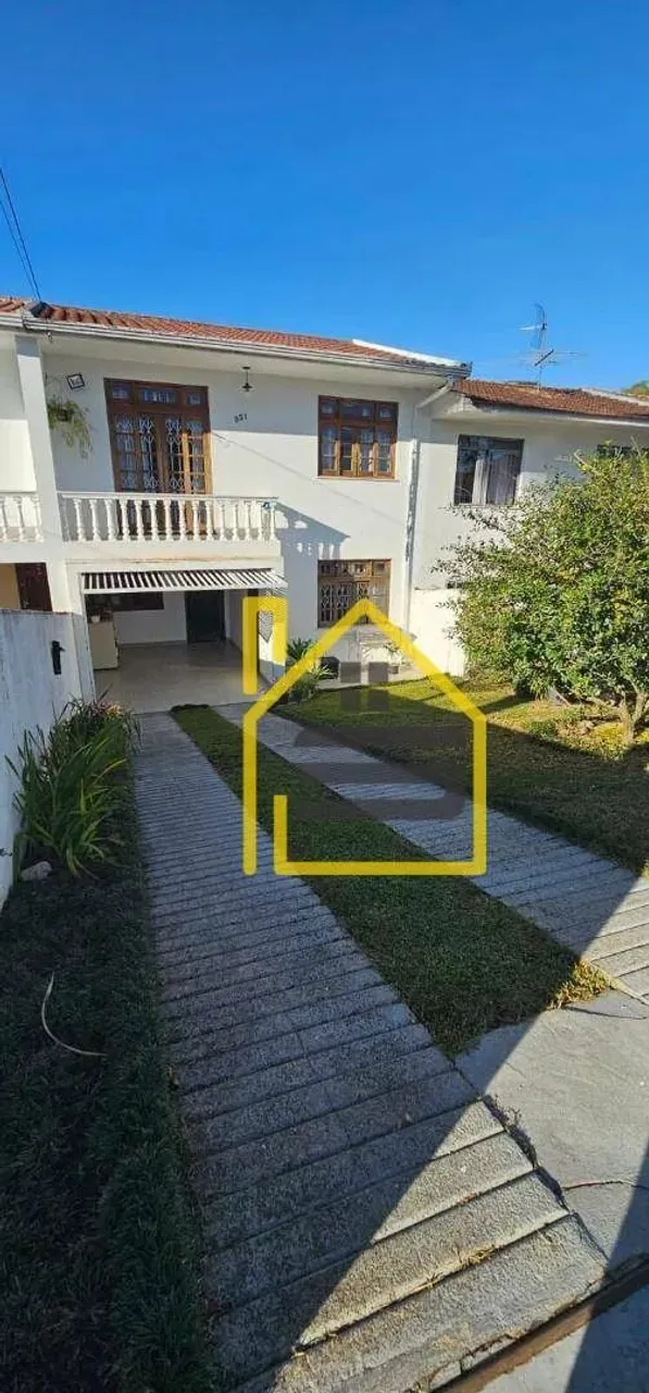 Sobrado no Bairro Alto, com 3 dormitórios e 2 banheiros.