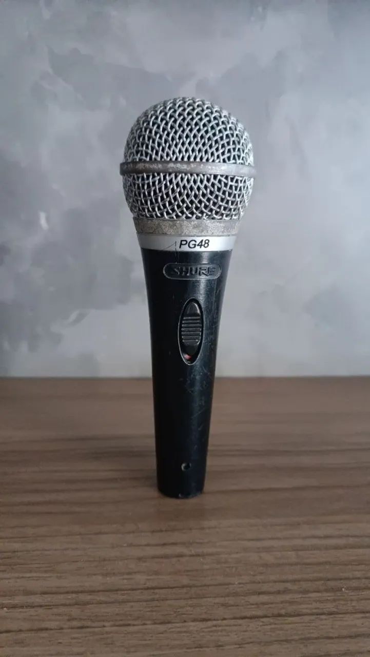 Microfone Shure PG 48 com botão de Ligar e Desligar