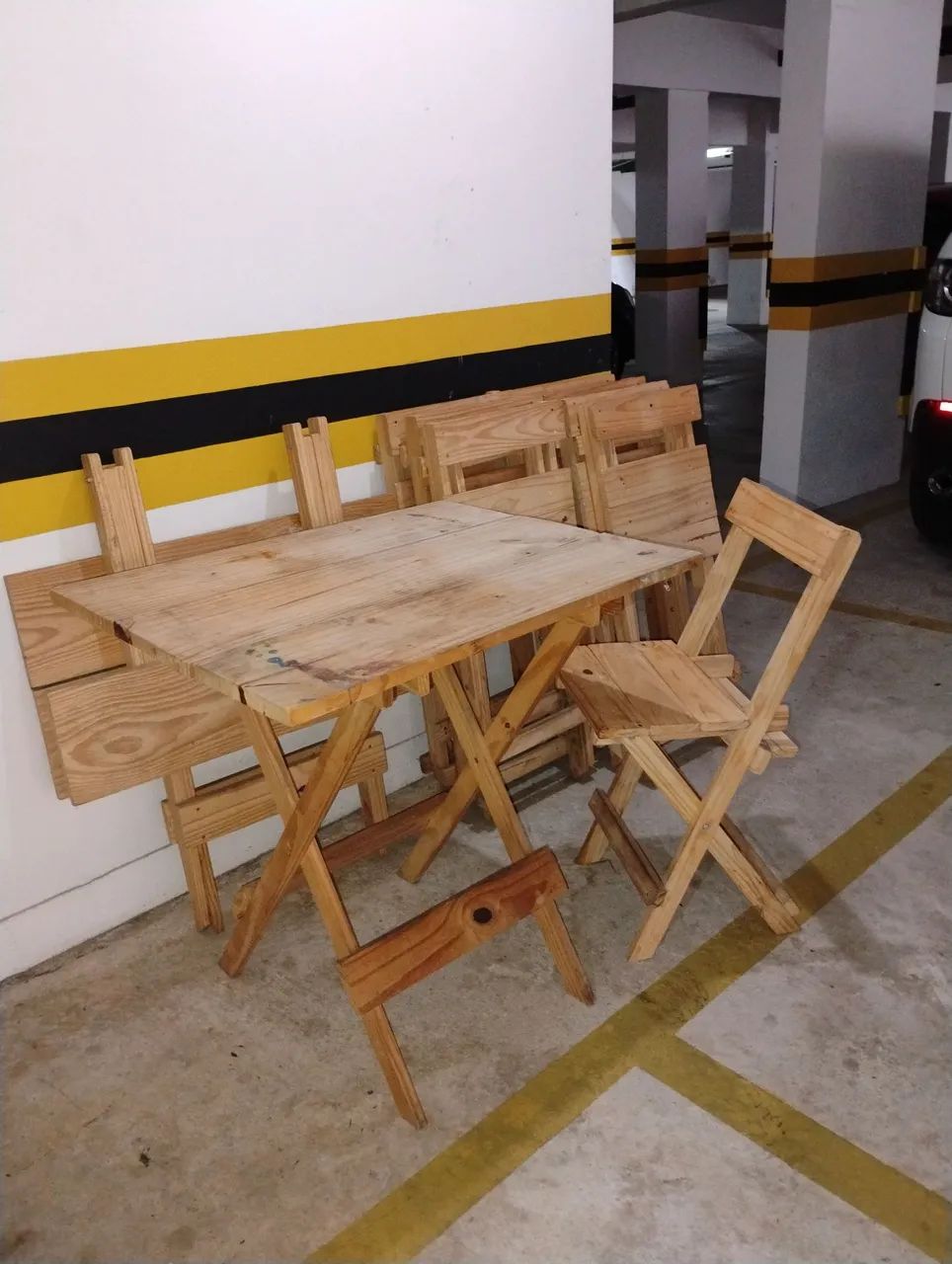 Mesa com cadeiras dobraveis de madeira