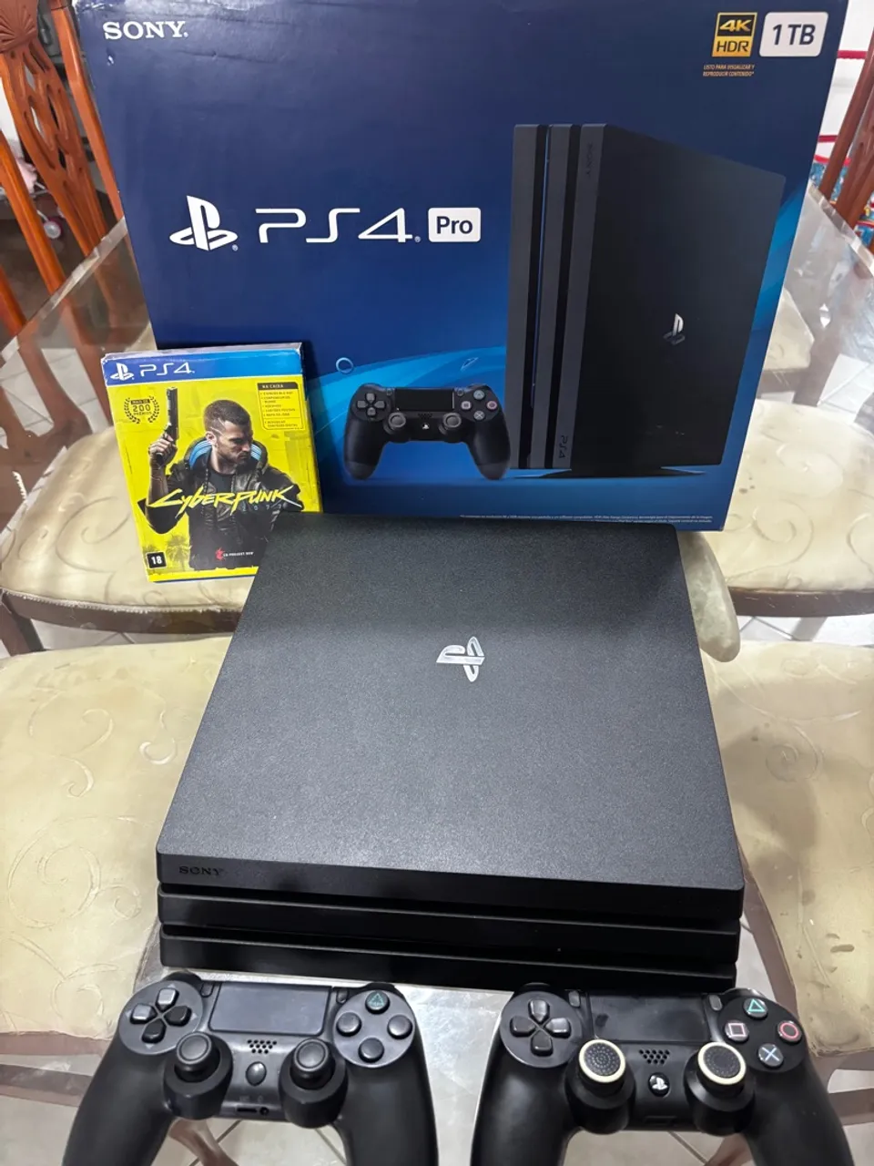 PlayStation 4 Pro 1TB + 2 Controles + Cyberpunk