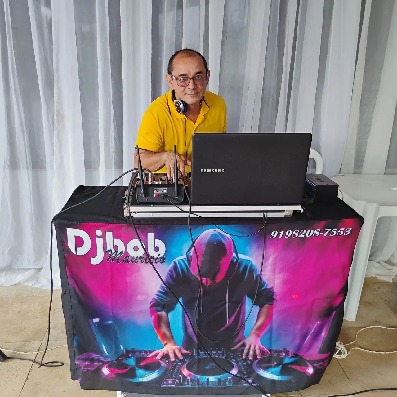 DJ, som e iluminação...