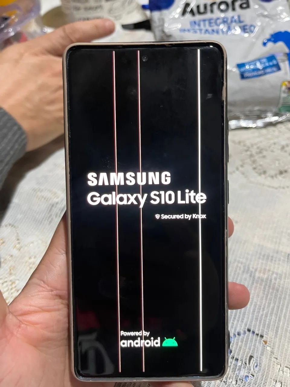 SAMSUNG S10 LITE COM LISTRAS NA TELA 