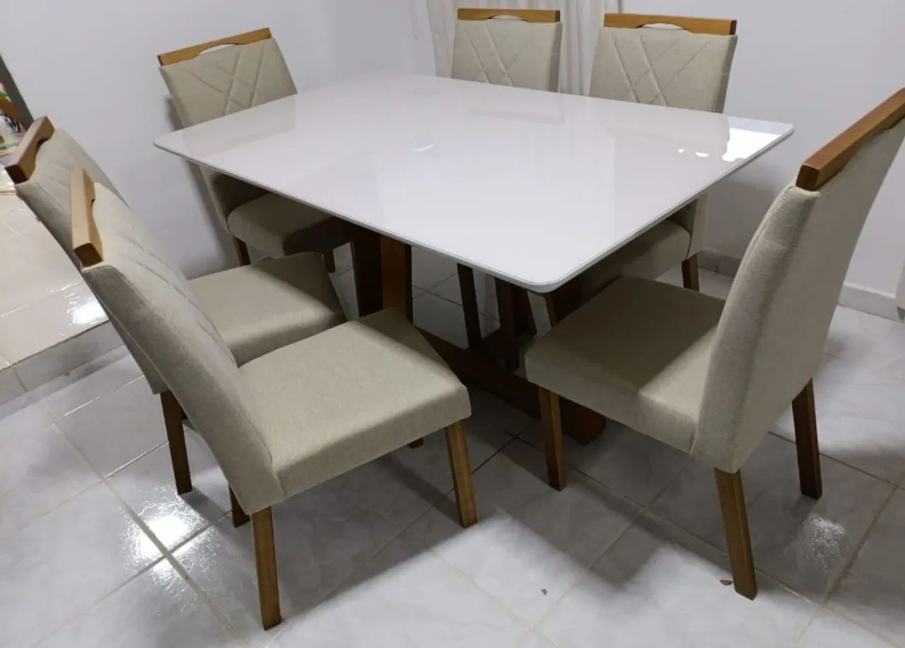 Mesa de Jantar Moderna com Cadeiras rm madeira no linho 