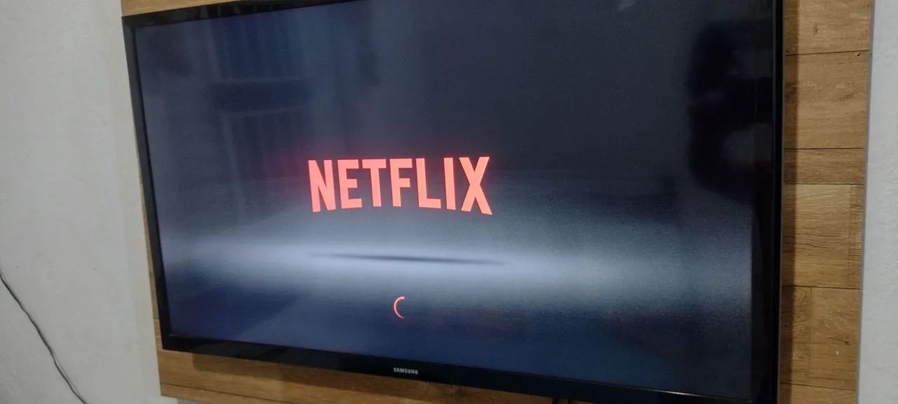 Vendo uma TV smart 32 polegadas da Samsung completa wi-fi Netflix YouTube pezinho controle - Foto 6