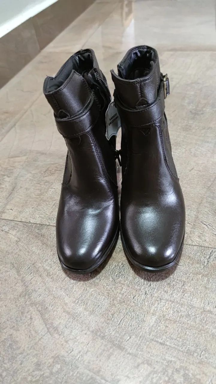 Botas de couro marrom com salto bloco e fivelas - Foto 3