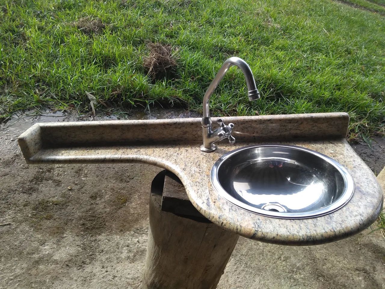 Lavatório para lavabo em  Granito com Cuba de Inox