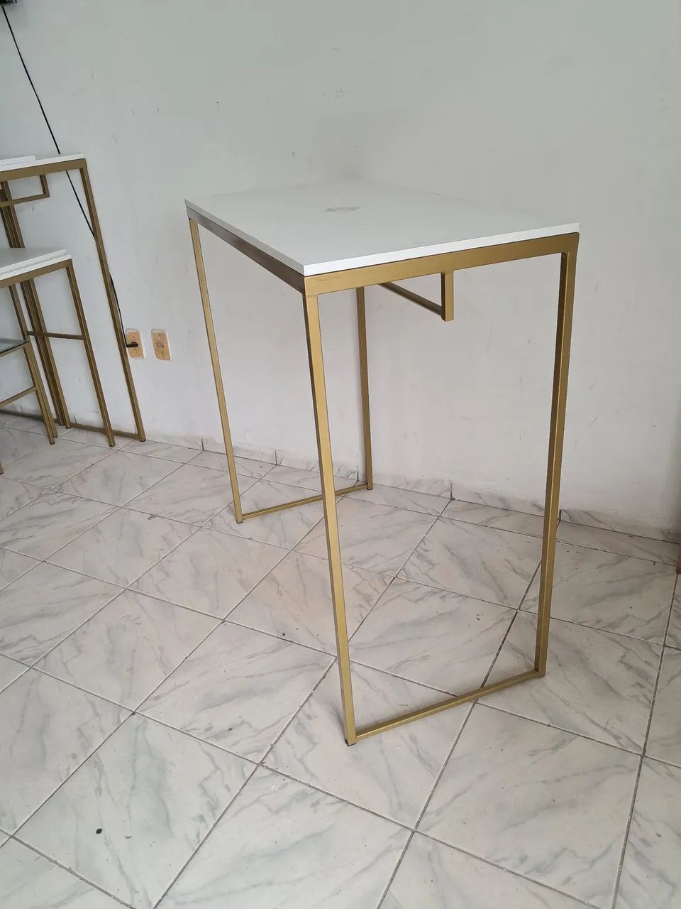 Mesa de Apoio Dourada com Tampo Branco - Foto 5