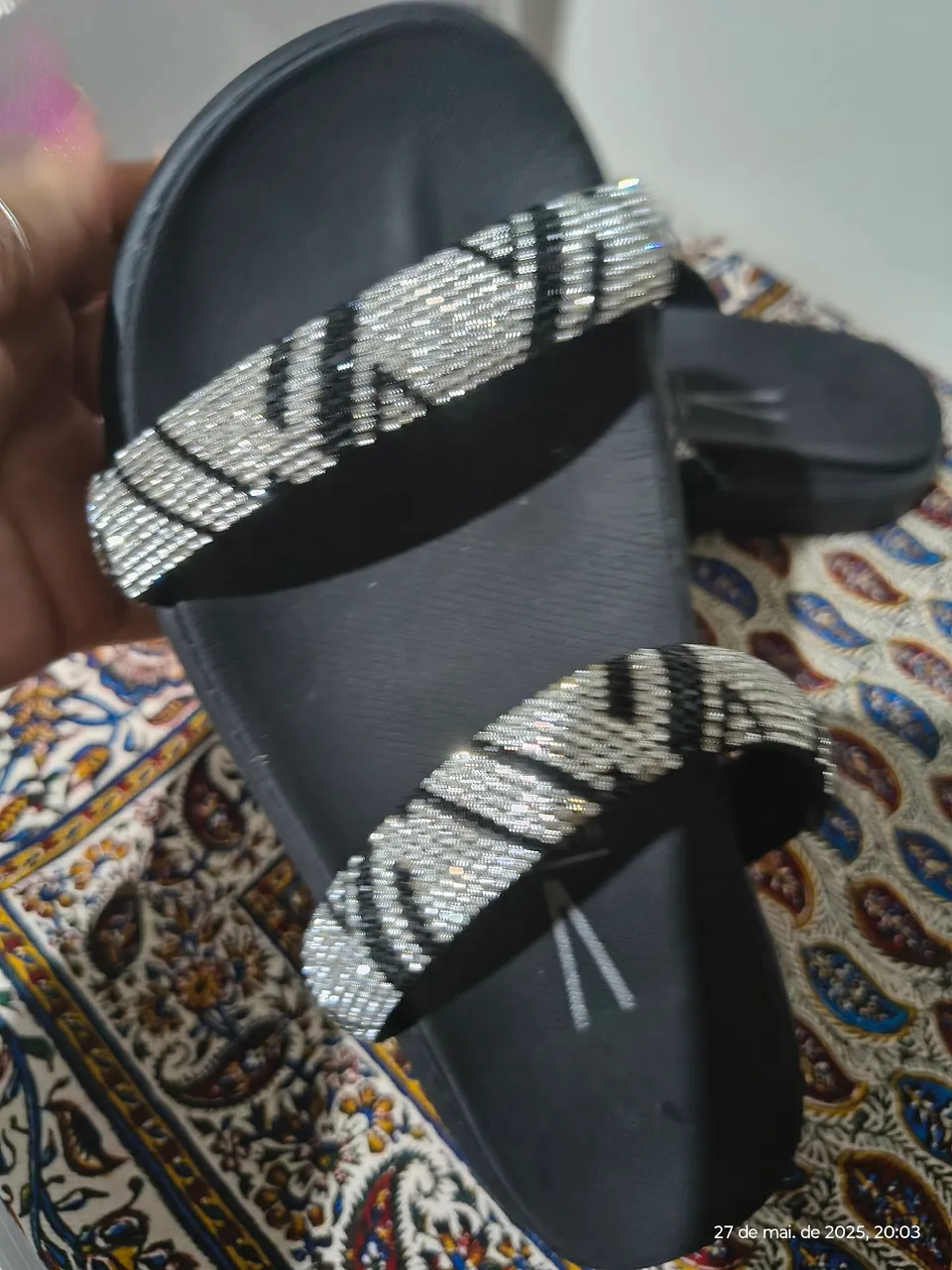 Sandália Slide Preta com Detalhes em Strass