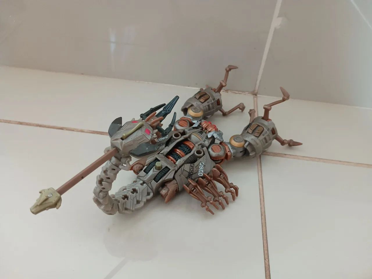 Boneco scorponok transformers dotm hasbro  - Foto 2