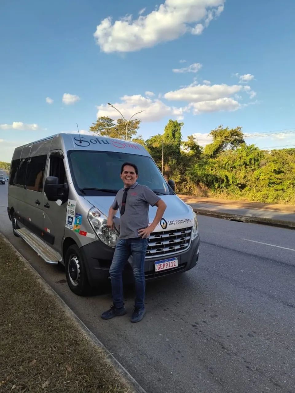 Aluguel de Van com motorista para viagens e transportes de passageiros.