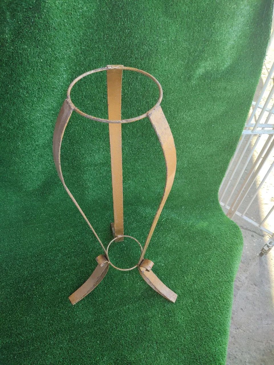 Suporte de vaso de metal dourado 10,00 cada - Foto 2