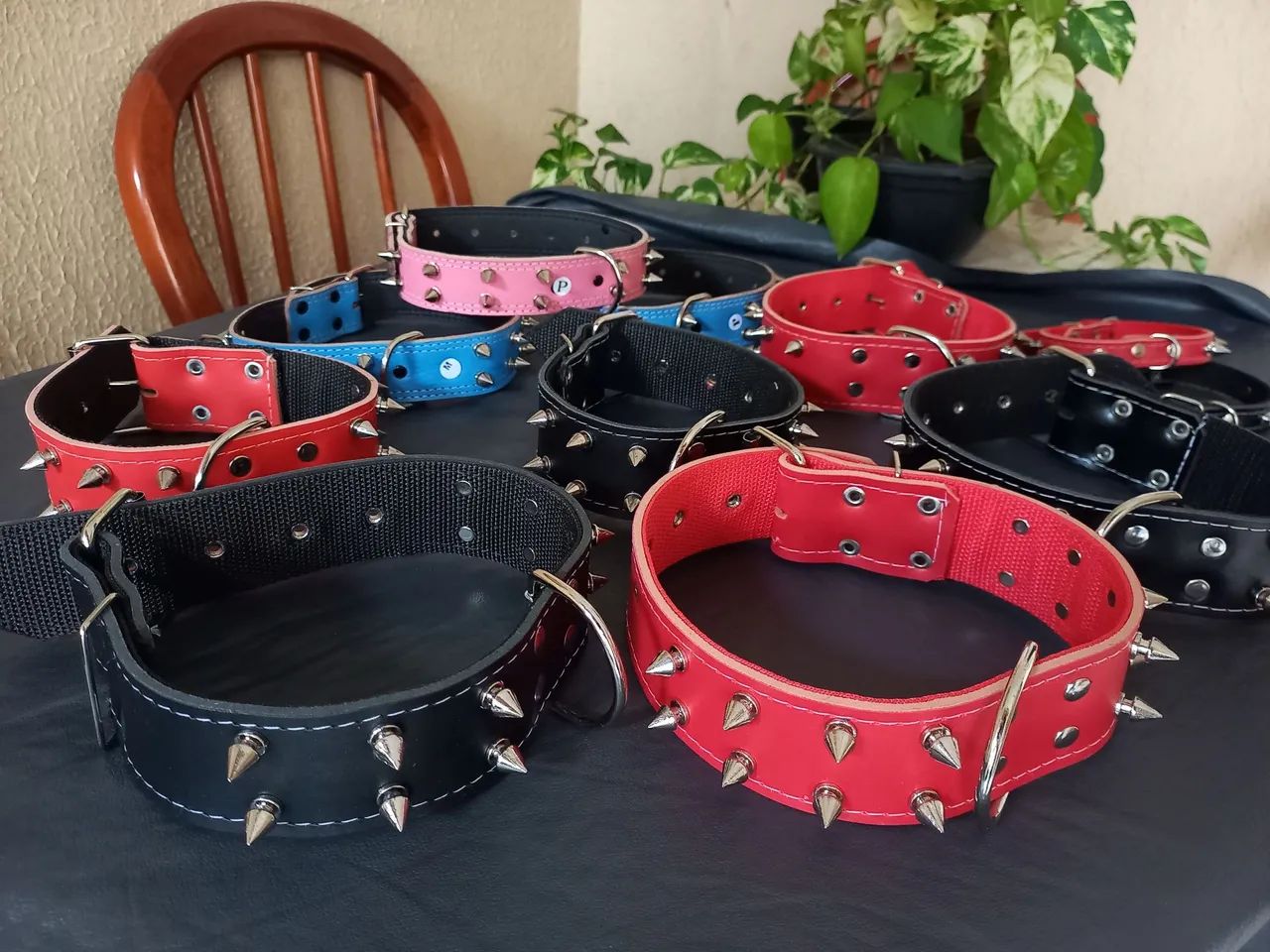 Coleira de Couro com Espinhos para Cães