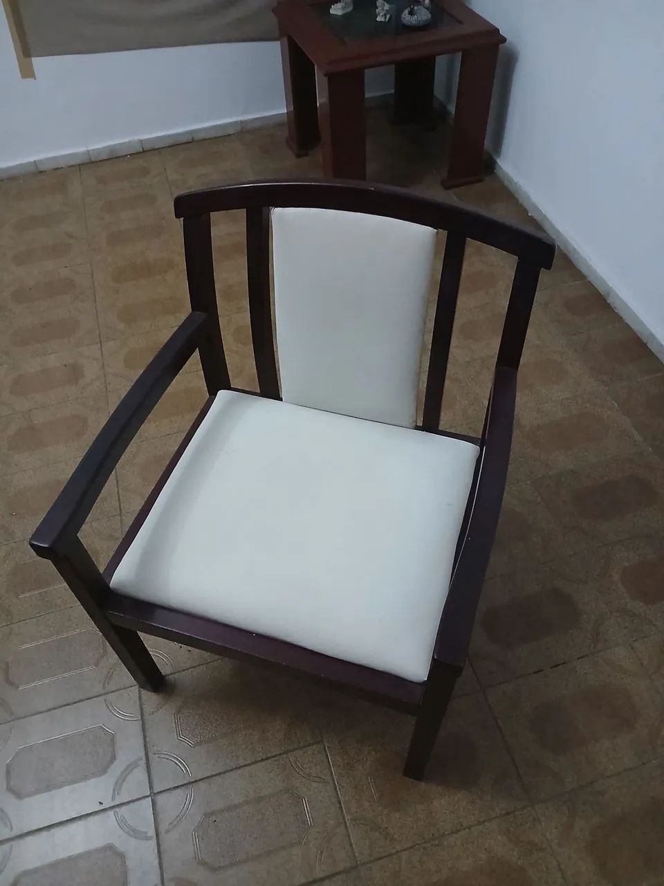 Cadeira estilo antiga ,em madeira macissa e estofada - Foto 2