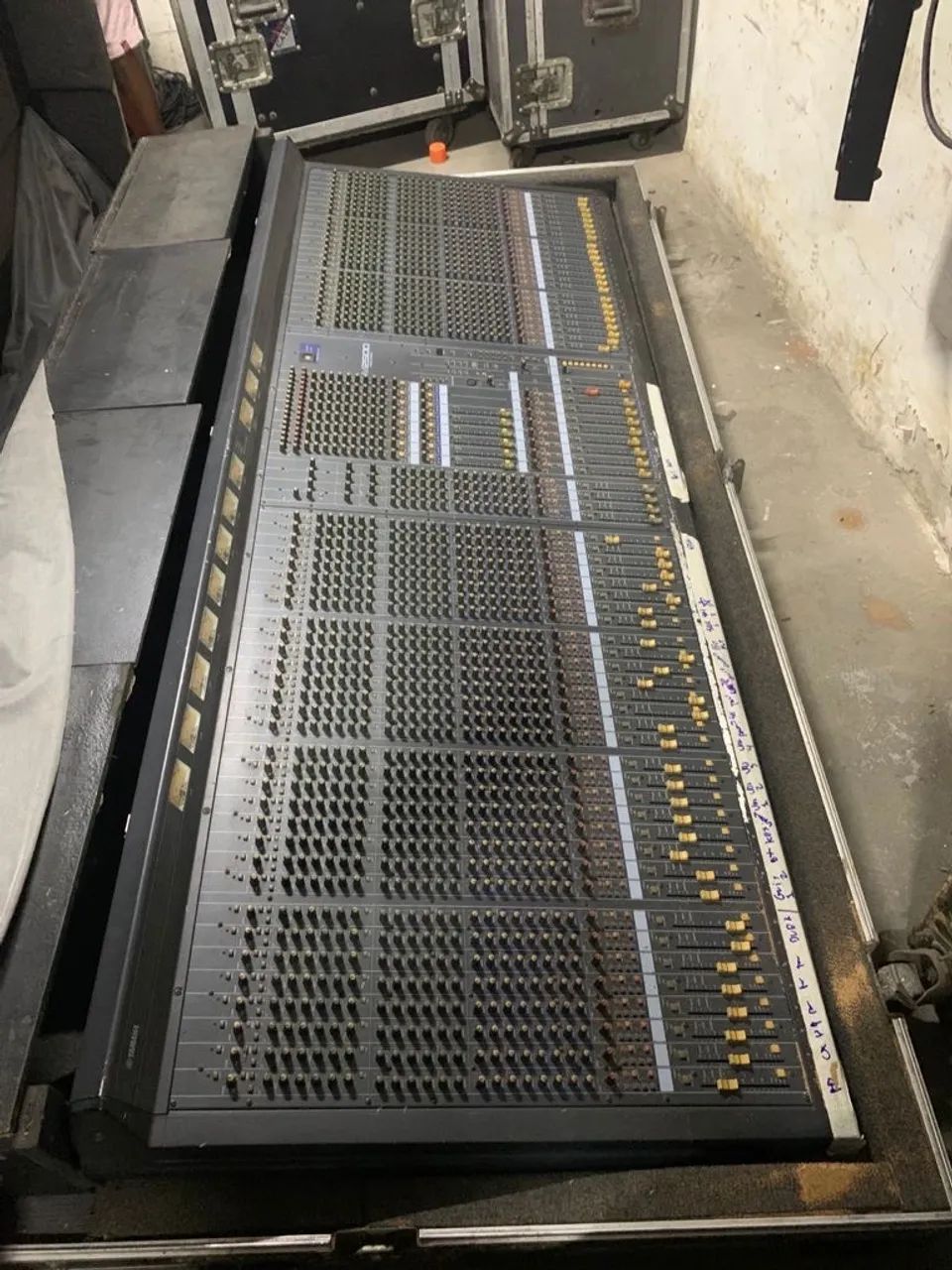 Mesa de Som Yamaha M2500 56 canais