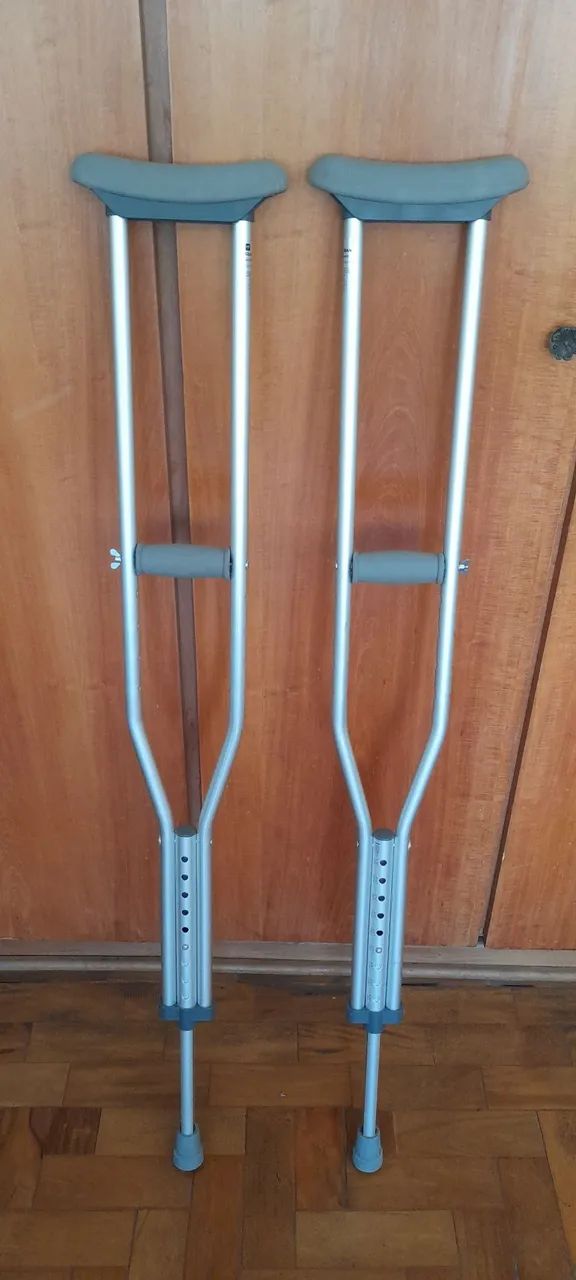 Cadeira de banho com rodas+ Andador + Muletas  - Foto 5