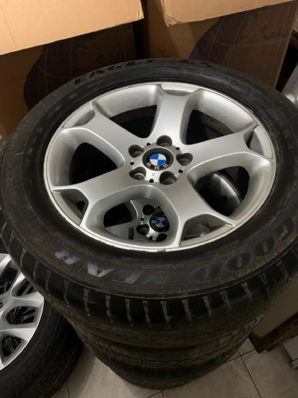 Rodas Originais BMW com Pneus - Aro 18 | R$ 9.500 (negociável)