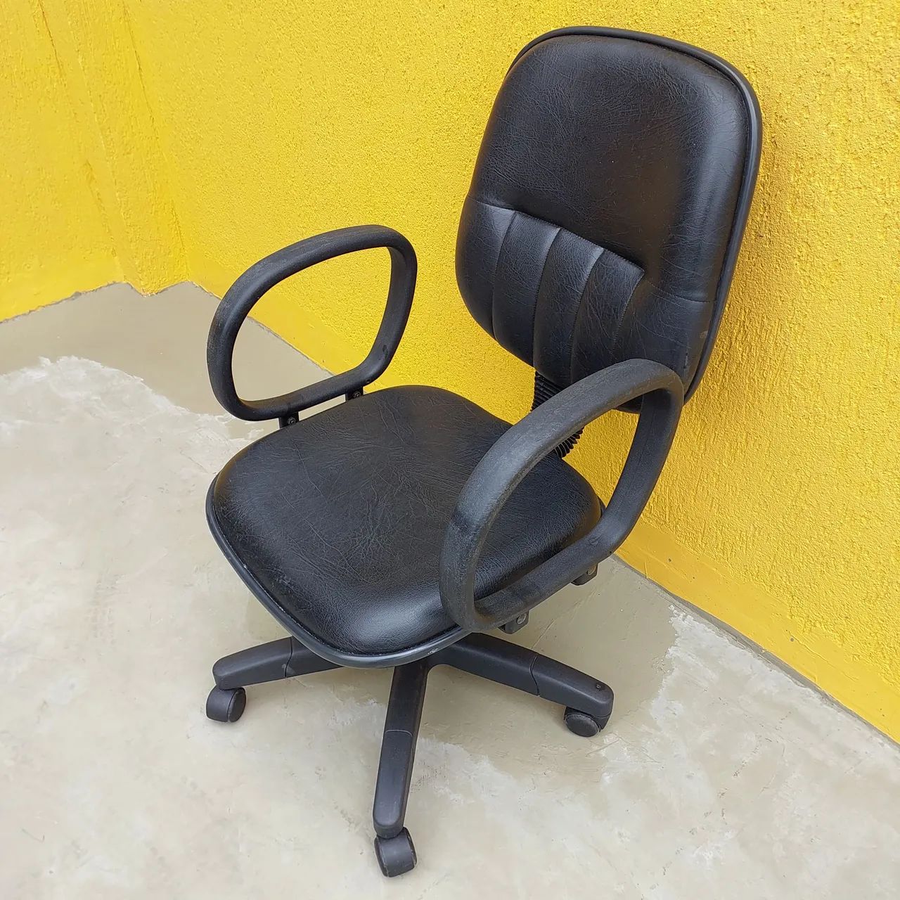 Cadeira escritorio com braços fixos  - Foto 2