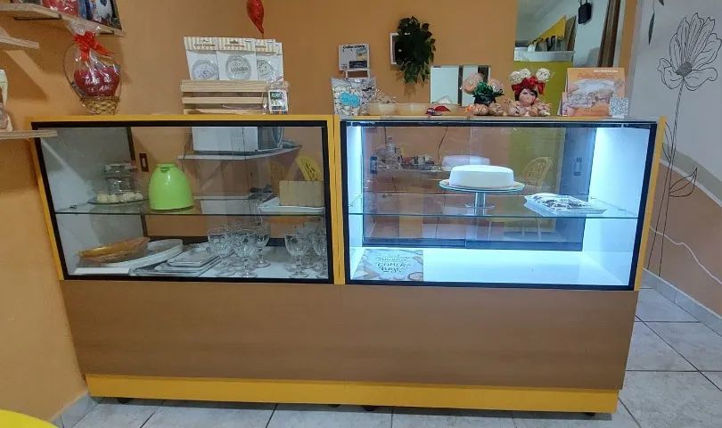 balcão vitrine expositor para doces e salgados, com luz de led, em madeira e vidro , rodas
