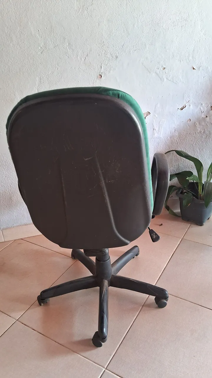 Cadeira de escritório preta com detalhes verdes
