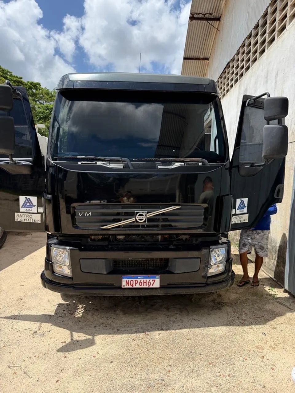 Caminhão caçamba Volvo 260 ano 2011