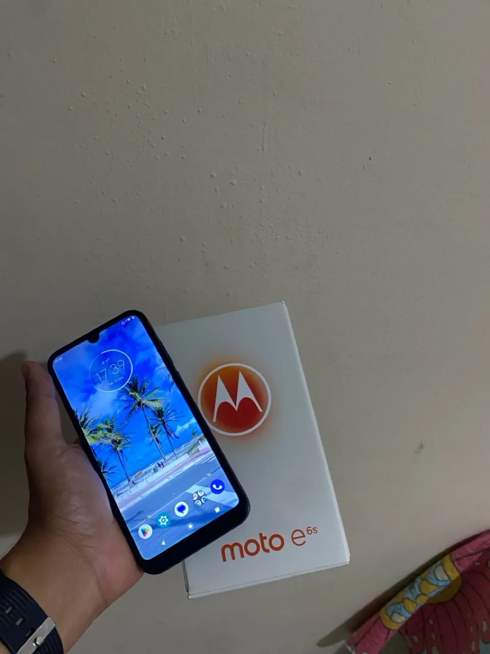 Moto e6s - acompanha 2 capinhas, carregador, película e caixa.