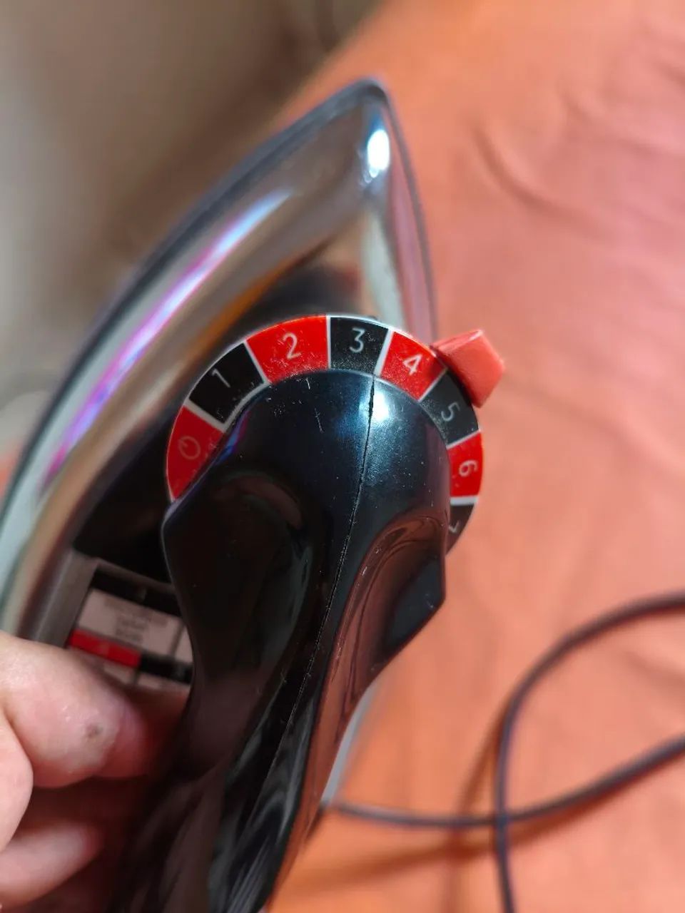 Ferro de passar roupa a seco black + decker com base de alumínio VFA1110 - Foto 2
