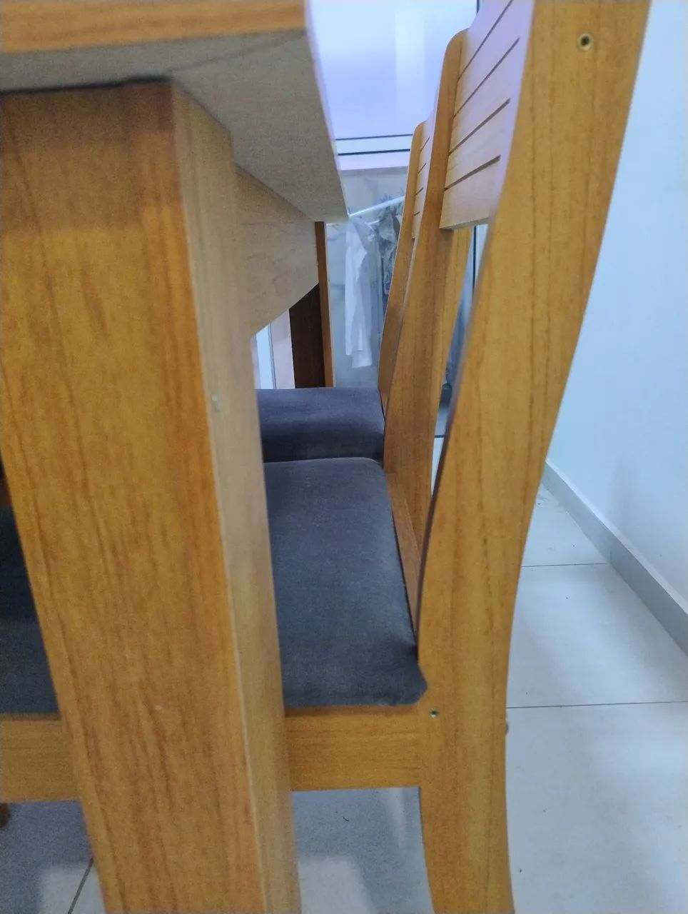 Mesa retangular em MDF com 4 cadeiras estofadas - Foto 4