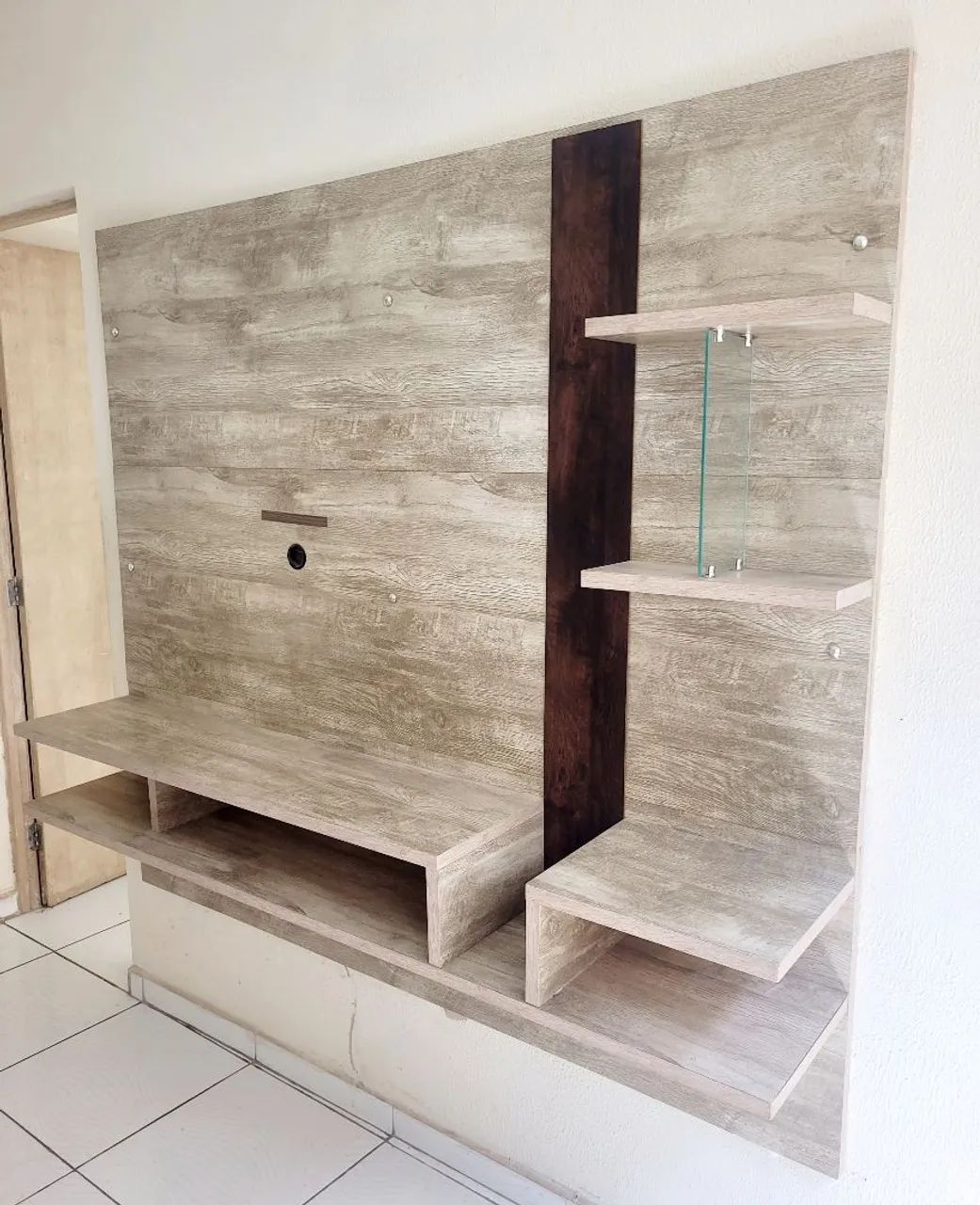 Painel para TV em MDF Amadeirado. - Foto 2