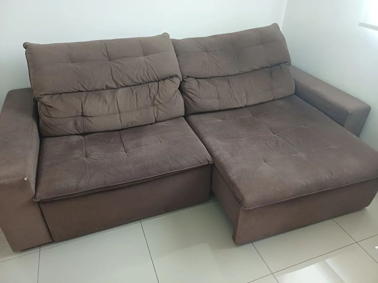 Sofá em tecido marrom