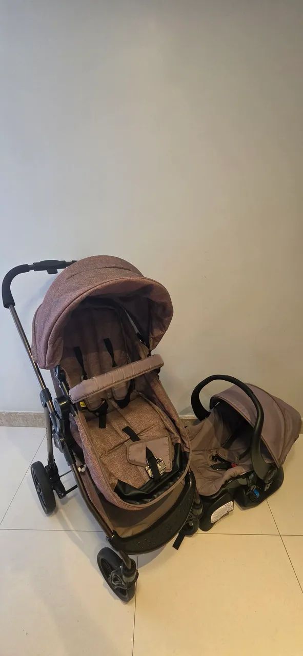 Carrinho bebê Moisés com bebê conforto