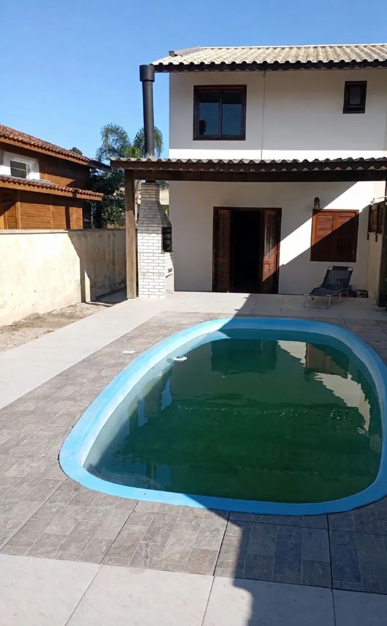 ALUGA-SE CASA COM PISCINA EM GAROPABA/SC