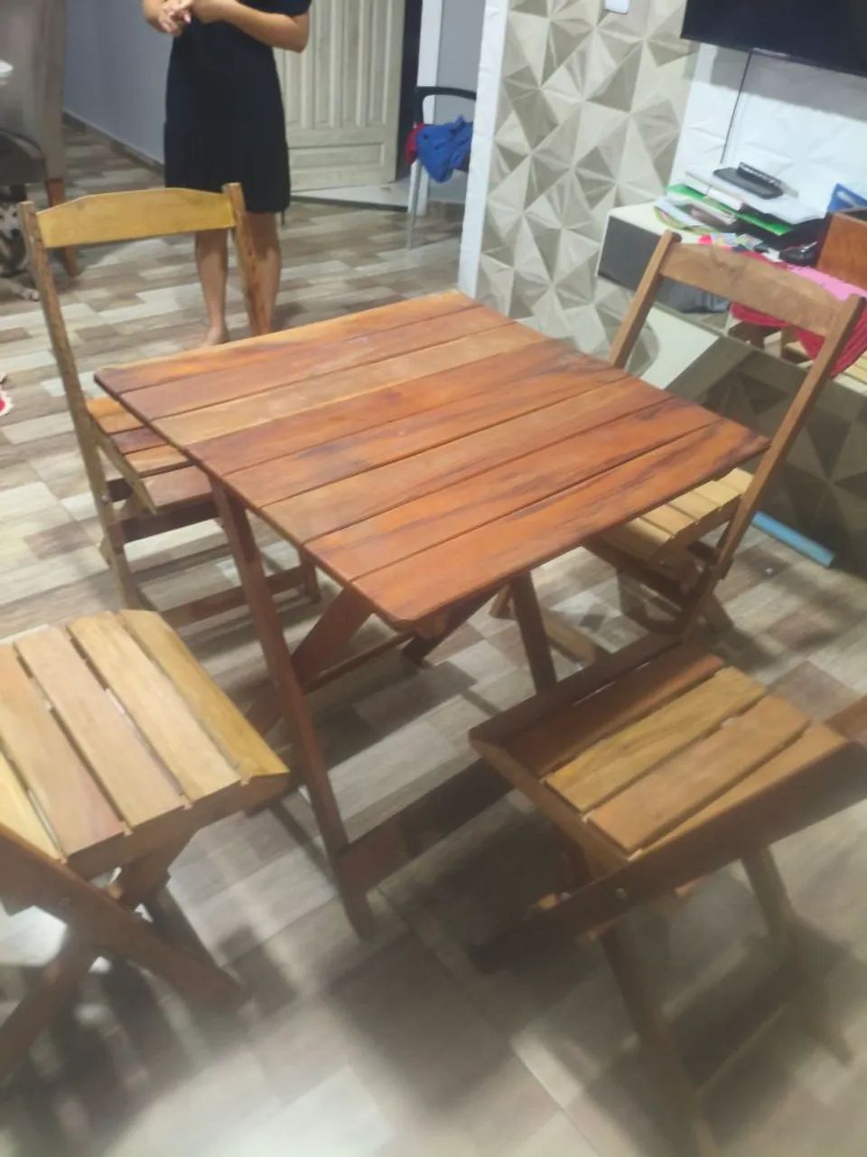 Jogo de mesa com 4 cadeiras 