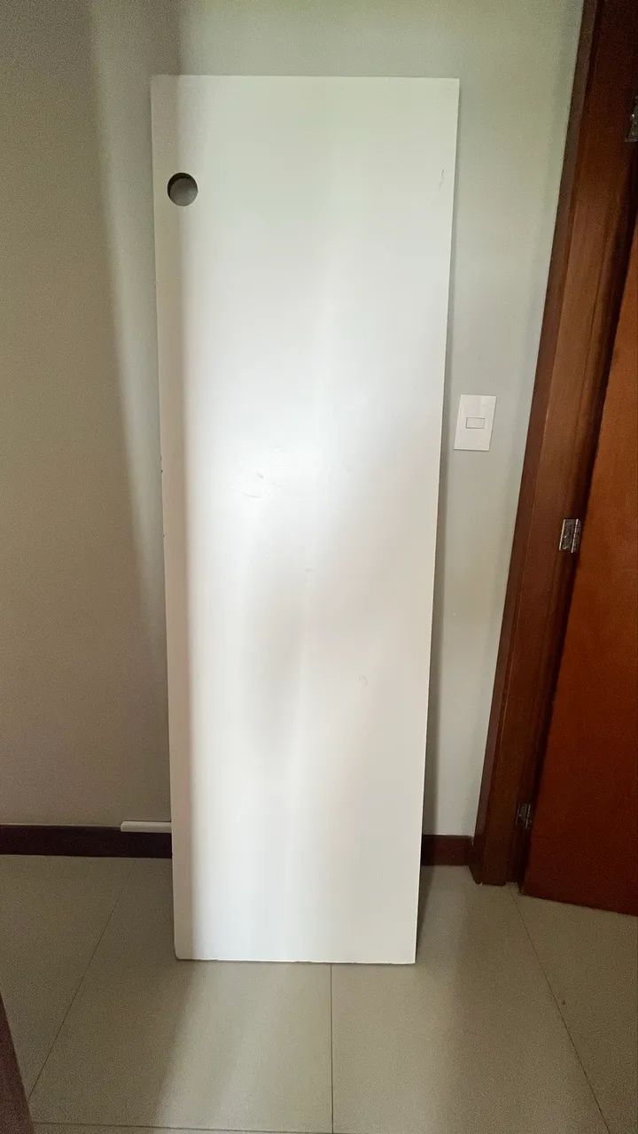 Bancada suspensa de MDF com 1,96m