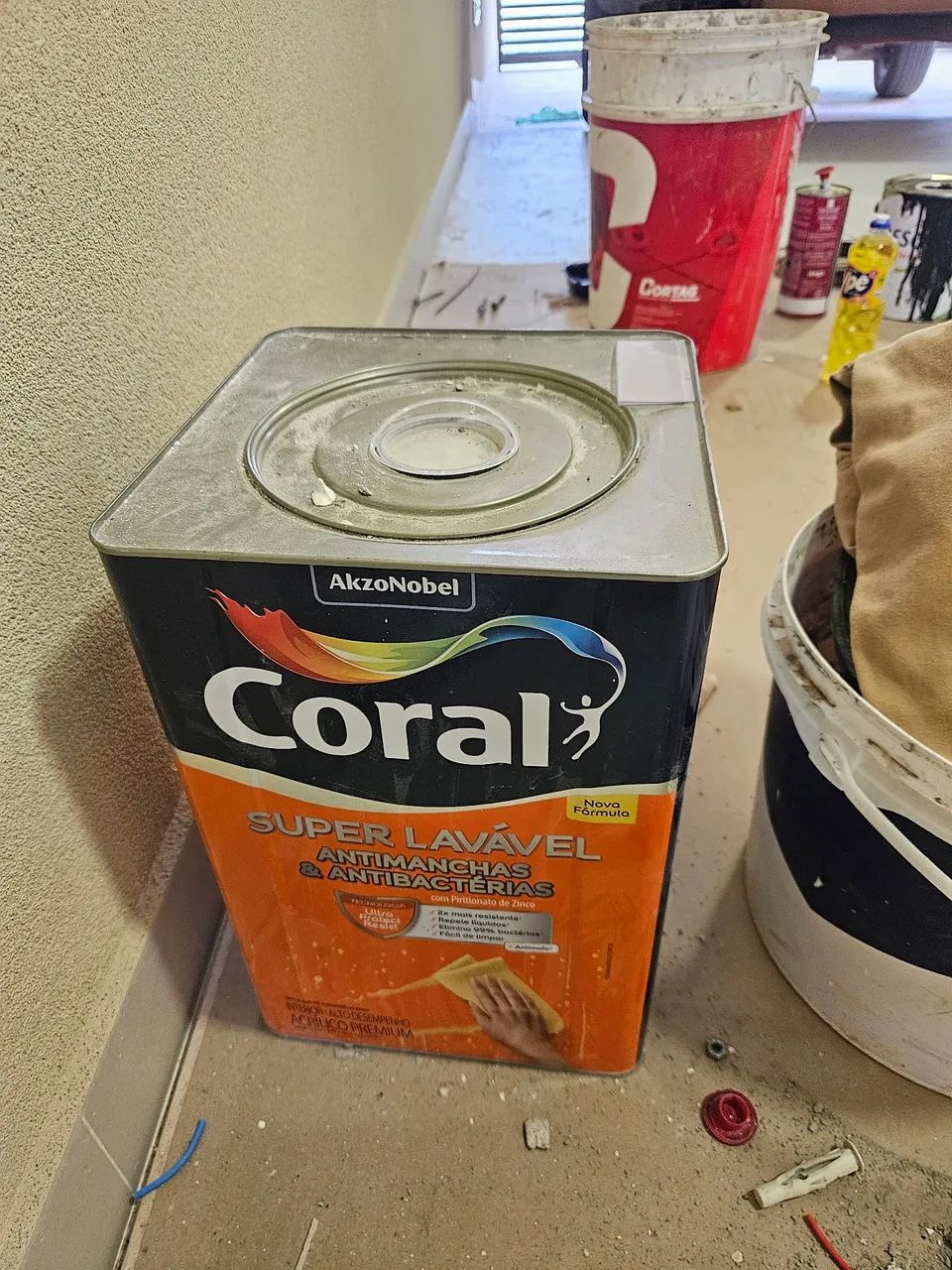 Lata de tinta 18 litros coral super lavável cor branco gatinho fechada